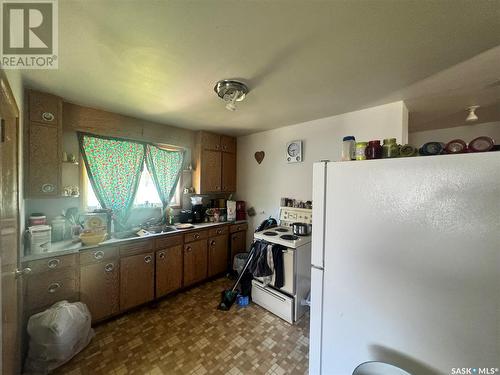 425 V Avenue S, Saskatoon, SK - Indoor Photo Showing Kitchen