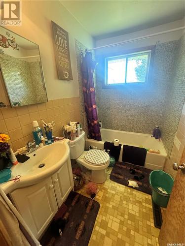 425 V Avenue S, Saskatoon, SK - Indoor Photo Showing Bathroom