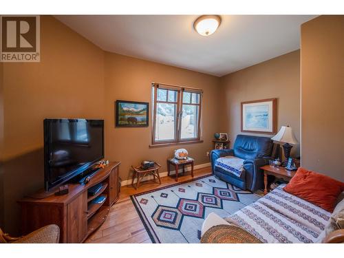 7015 Indian Rock Road, Naramata, BC - Indoor Photo Showing Living Room