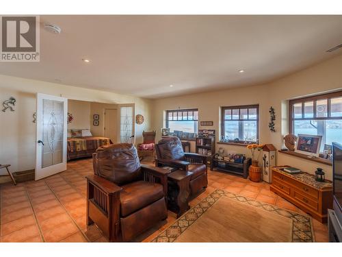 7015 Indian Rock Road, Naramata, BC - Indoor Photo Showing Living Room