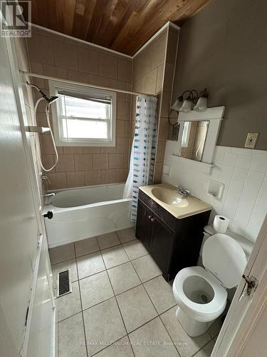 9 Grantham Ave, St. Catharines, ON - Indoor Photo Showing Bathroom