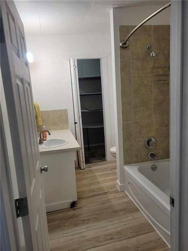 335 2Nd Avenue, Rapid City, MB - Indoor Photo Showing Bathroom