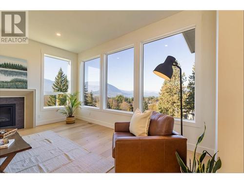 2321 Okanagan Avenue Ne, Salmon Arm, BC - Indoor Photo Showing Living Room With Fireplace