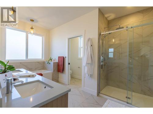 2321 Okanagan Avenue Ne, Salmon Arm, BC - Indoor Photo Showing Bathroom