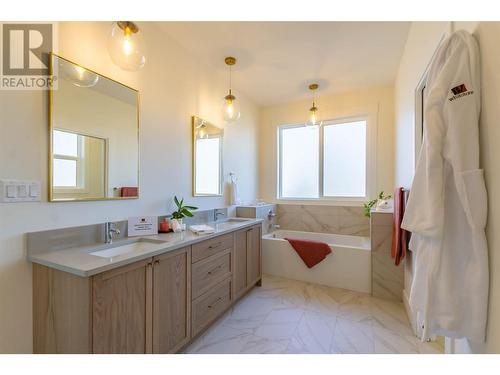 2321 Okanagan Avenue Ne, Salmon Arm, BC - Indoor Photo Showing Bathroom