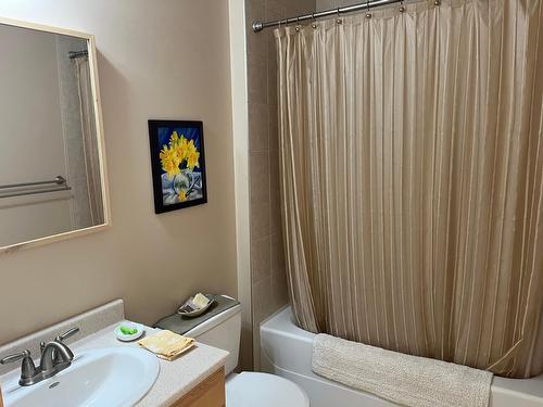 735 5Th Ave, Castlegar, BC - Indoor Photo Showing Bathroom