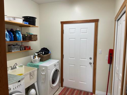 735 5Th Ave, Castlegar, BC - Indoor Photo Showing Laundry Room