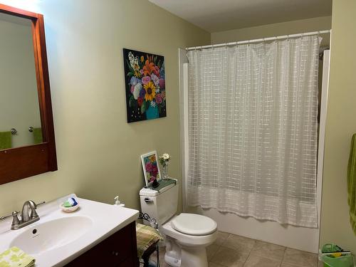 735 5Th Ave, Castlegar, BC - Indoor Photo Showing Bathroom