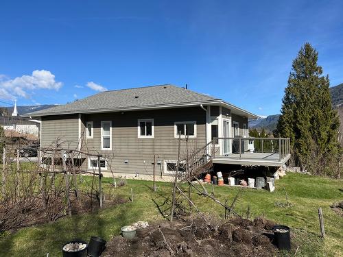 735 5Th Ave, Castlegar, BC - Outdoor With Deck Patio Veranda