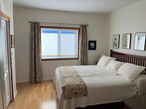 735 5Th Ave, Castlegar, BC - Indoor Photo Showing Bedroom