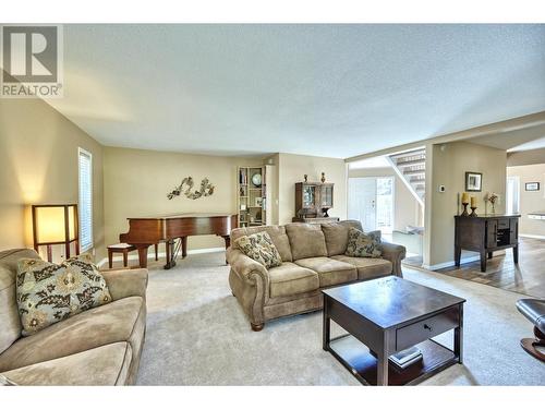 107 Eagle Drive, Kaleden, BC - Indoor Photo Showing Living Room