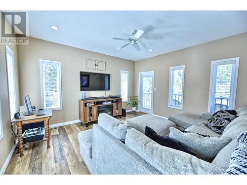 107 Eagle Drive, Kaleden, BC - Indoor Photo Showing Living Room