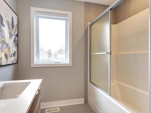 Bathroom - 104 Rue Paul-Albert, Blainville, QC - Indoor Photo Showing Bathroom