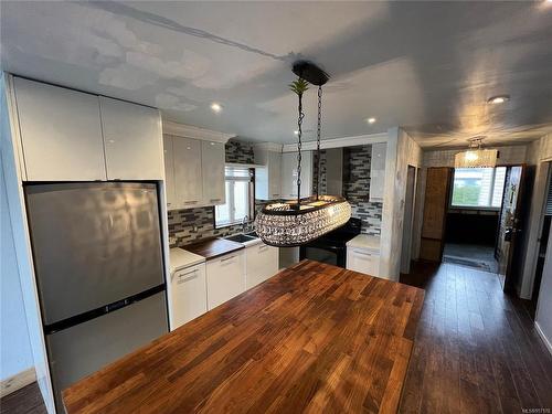 205-2740 Island Hwy South, Campbell River, BC - Indoor Photo Showing Kitchen With Double Sink