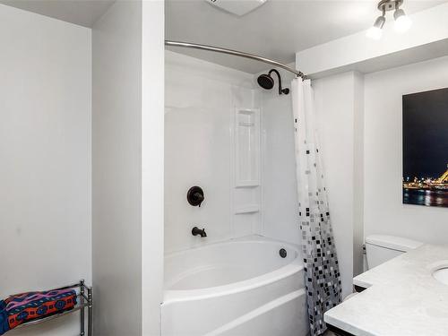 4553/4555 Cowichan Lake Rd, Duncan, BC - Indoor Photo Showing Bathroom