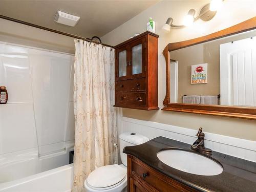 4553/4555 Cowichan Lake Rd, Duncan, BC - Indoor Photo Showing Bathroom