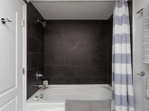 101-605 Douglas St, Victoria, BC - Indoor Photo Showing Bathroom