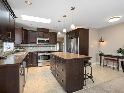 6100 Janelle Pl, Nanaimo, BC - Indoor Photo Showing Kitchen With Double Sink With Upgraded Kitchen