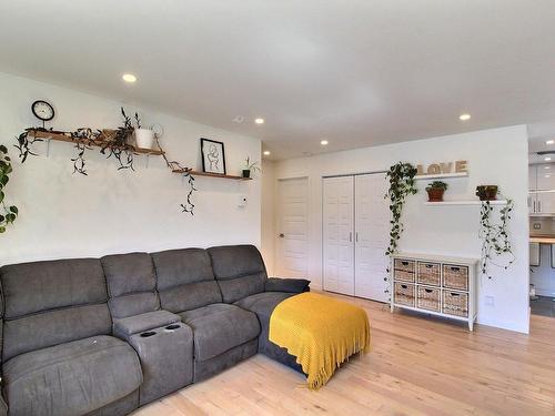 Living room - 100 Rue De La Brise, Val-D'Or, QC - Indoor Photo Showing Living Room