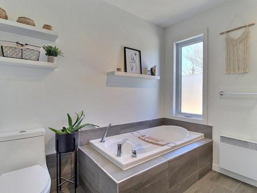 Bathroom - 100 Rue De La Brise, Val-D'Or, QC - Indoor Photo Showing Bathroom