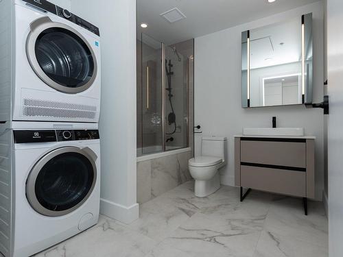 Bathroom - 2906-720 Rue St-Jacques, Montréal (Ville-Marie), QC - Indoor Photo Showing Laundry Room