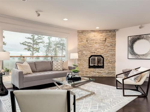 3574 Oakridge Dr, Nanaimo, BC - Indoor Photo Showing Living Room With Fireplace