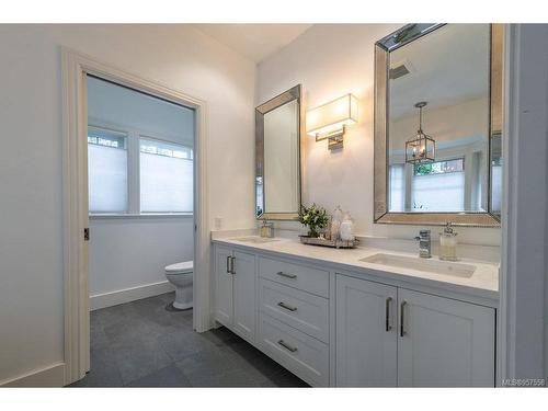 933 Matticks Wood Lane, Saanich, BC - Indoor Photo Showing Bathroom