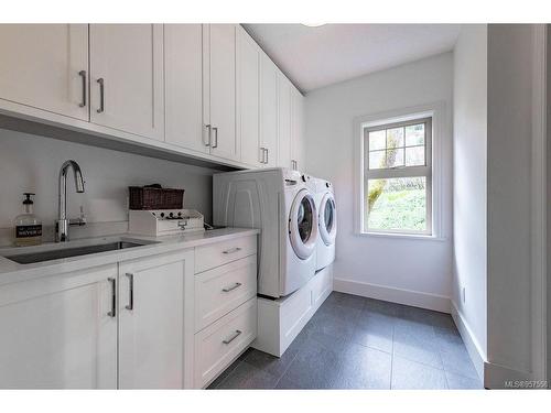933 Matticks Wood Lane, Saanich, BC - Indoor Photo Showing Laundry Room