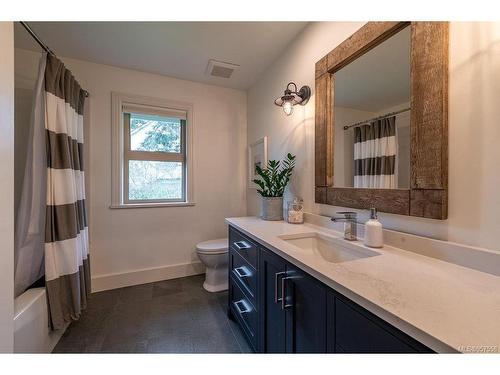 933 Matticks Wood Lane, Saanich, BC - Indoor Photo Showing Bathroom