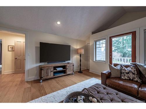 933 Matticks Wood Lane, Saanich, BC - Indoor Photo Showing Living Room