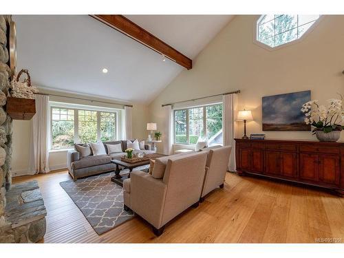 933 Matticks Wood Lane, Saanich, BC - Indoor Photo Showing Living Room