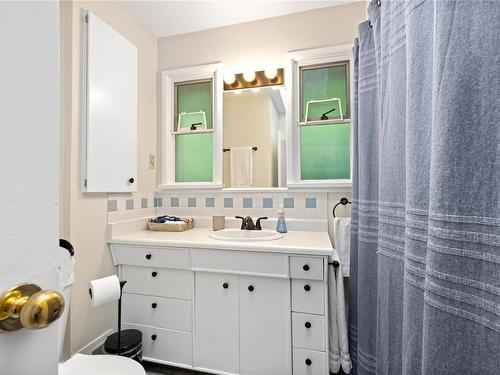 1615 Venlaw Rd, Nanaimo, BC - Indoor Photo Showing Bathroom