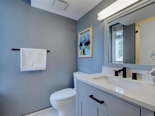 303-1015 Pandora Ave, Victoria, BC - Indoor Photo Showing Bathroom