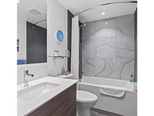 309-848 Yates St, Victoria, BC - Indoor Photo Showing Bathroom