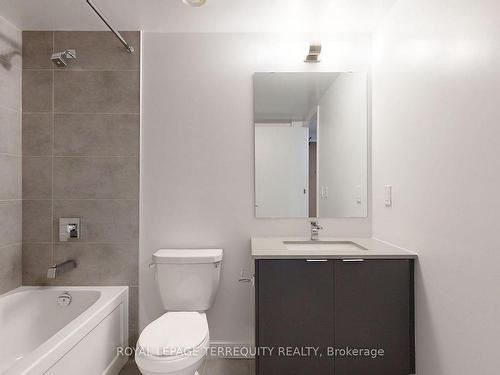 809-8 Tippett Rd, Toronto, ON - Indoor Photo Showing Bathroom