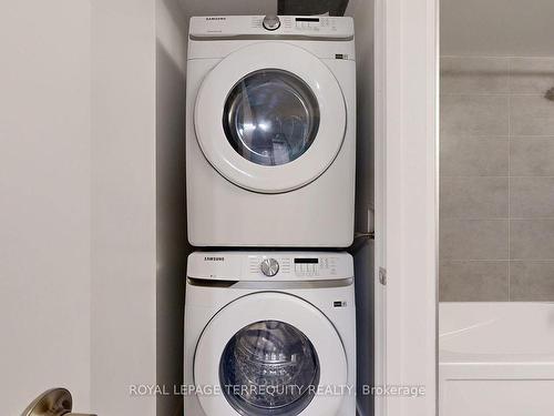 809-8 Tippett Rd, Toronto, ON - Indoor Photo Showing Laundry Room