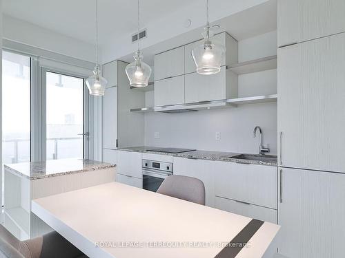 2709-197 Yonge St, Toronto, ON - Indoor Photo Showing Kitchen With Upgraded Kitchen