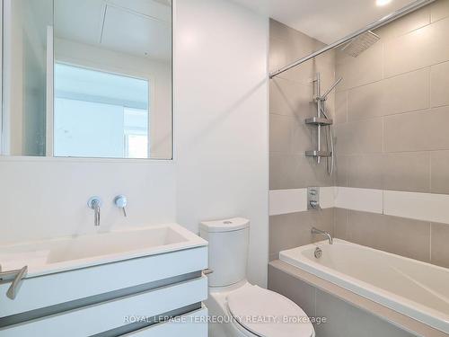 2709-197 Yonge St, Toronto, ON - Indoor Photo Showing Bathroom