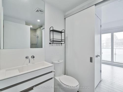 2709-197 Yonge St, Toronto, ON - Indoor Photo Showing Bathroom