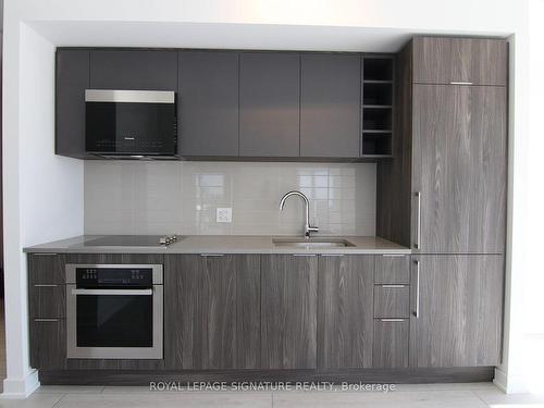 1911-2033 Kennedy Rd, Toronto, ON - Indoor Photo Showing Kitchen