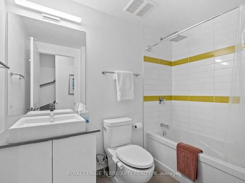 157-38 Howard Park Ave, Toronto, ON - Indoor Photo Showing Bathroom