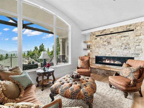 698 Devonian Avenue, Kelowna, BC - Indoor Photo Showing Living Room With Fireplace