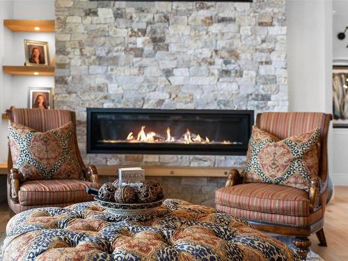 698 Devonian Avenue, Kelowna, BC - Indoor Photo Showing Living Room With Fireplace