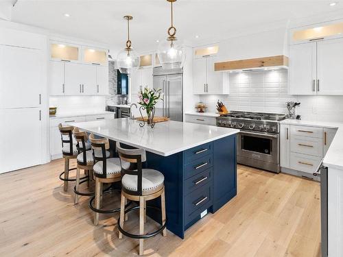 698 Devonian Avenue, Kelowna, BC - Indoor Photo Showing Kitchen With Upgraded Kitchen