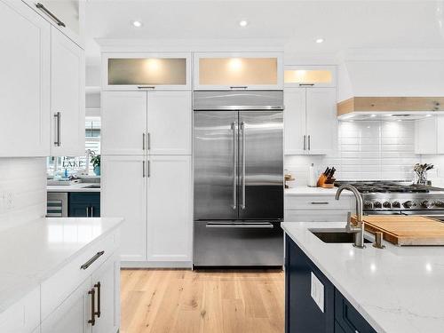 698 Devonian Avenue, Kelowna, BC - Indoor Photo Showing Kitchen With Upgraded Kitchen