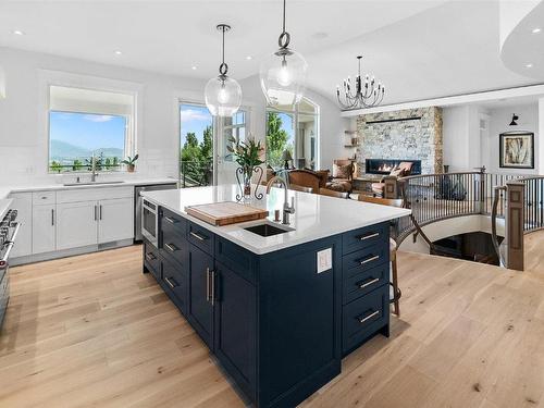 698 Devonian Avenue, Kelowna, BC - Indoor Photo Showing Kitchen With Upgraded Kitchen