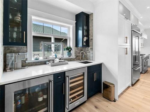 698 Devonian Avenue, Kelowna, BC - Indoor Photo Showing Kitchen