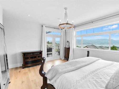 698 Devonian Avenue, Kelowna, BC - Indoor Photo Showing Bedroom