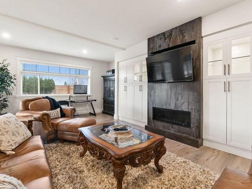 698 Devonian Avenue, Kelowna, BC - Indoor Photo Showing Living Room With Fireplace