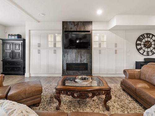698 Devonian Avenue, Kelowna, BC - Indoor Photo Showing Living Room